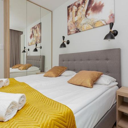 Mennica Residence - City Center Apartments By Noclegi Renters Warsawa Bagian luar foto